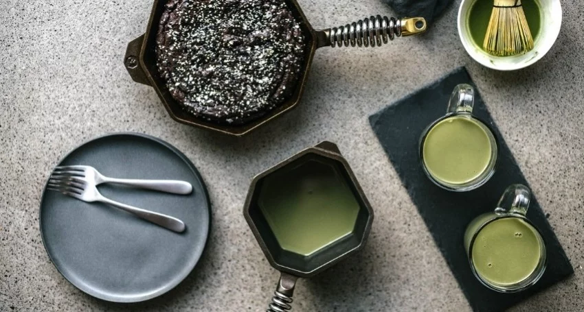 Gateau au chocolat et sésame grillé accompagné de son Matcha Latte