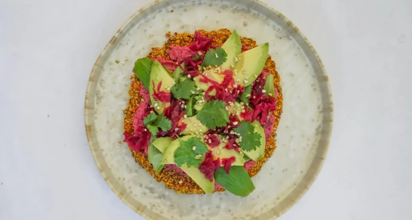 Pizza crue betterave avocat