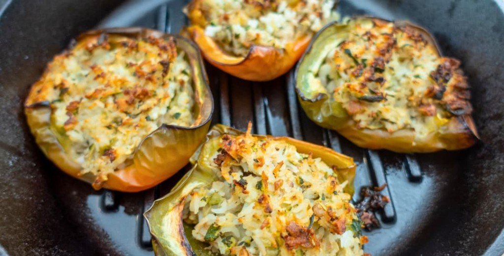 Poivrons farcis au riz, courgette et fromage de chèvre