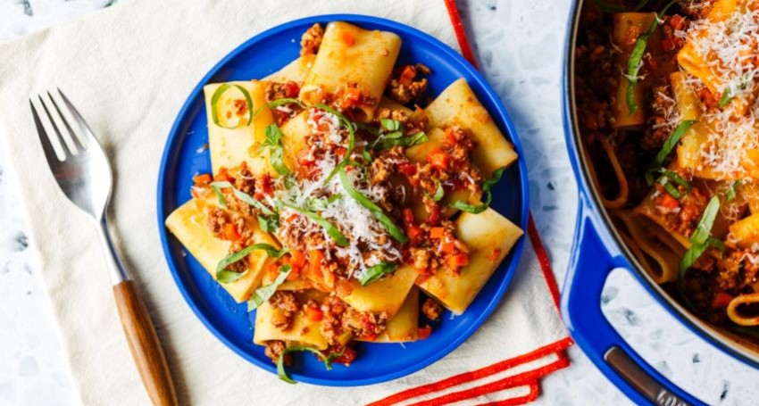Pâtes à la bolognaise dans une cocotte en fonte