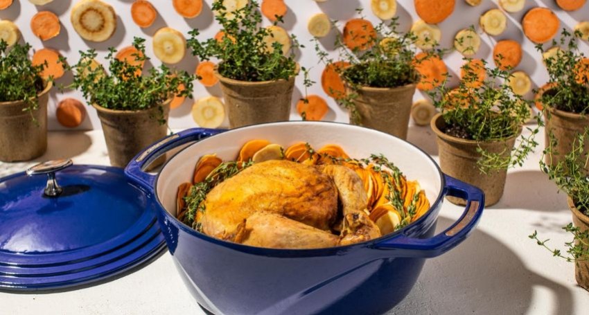 Poulet rôti sur un nid de légumes