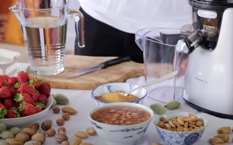 Lait végétal maison Amande et fraise