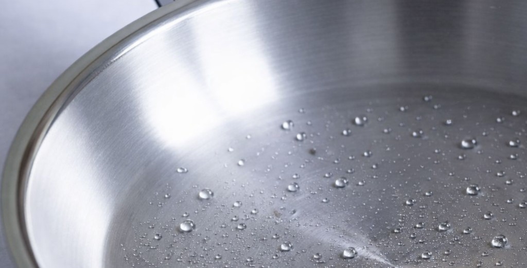 Le test de la goutte d'eau : Le secret d'une cuisson parfaite à l'inox.