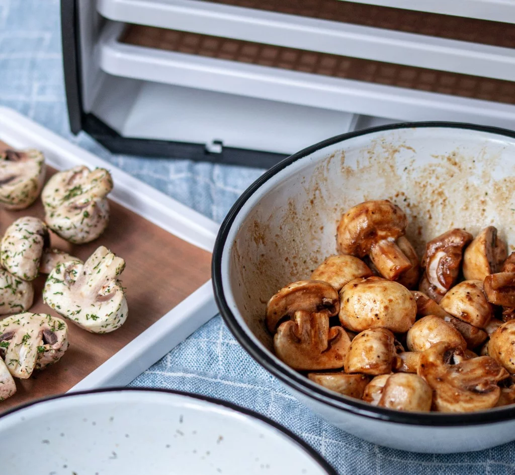 Champignons de Paris marinés et déshydratés