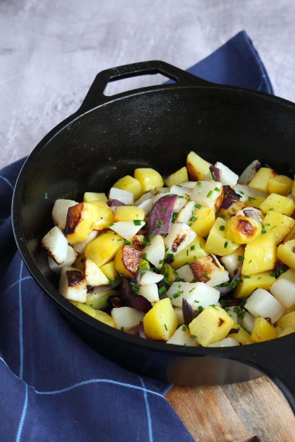 Pommes de terre et radis noirs sautés à l'ail