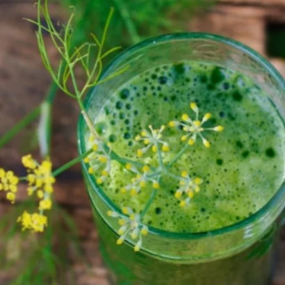 Jus vert détox au fenouil, citron et feuilles d’épinards