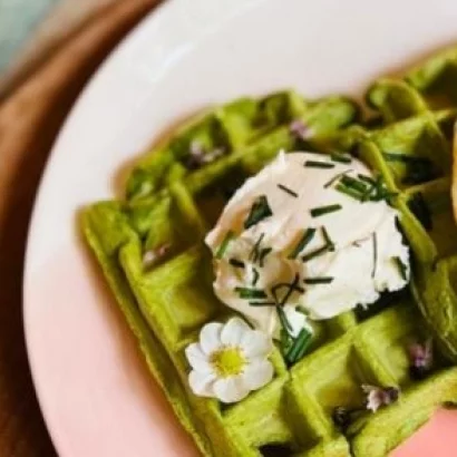 Gaufres salées aux pousses d'épinard, oeuf au plat et fromage frais