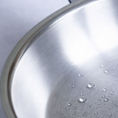 Le test de la goutte d'eau : Le secret d'une cuisson parfaite à l'inox.